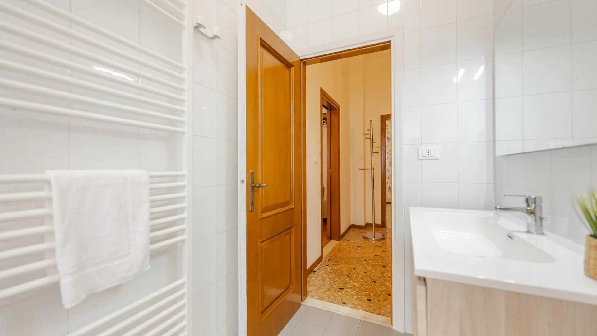 Tatiana Flat - 10 Minutes To Venice - Mestre Train Station - Free Parking דירה